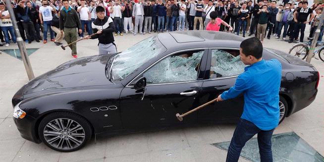 Protes Pelayanan Buruk, Warga China Hancurkan Mobil Mewah