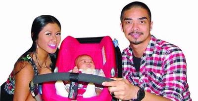 Dira Sugandi: Menyusui Dulu, Baru Nyanyi
