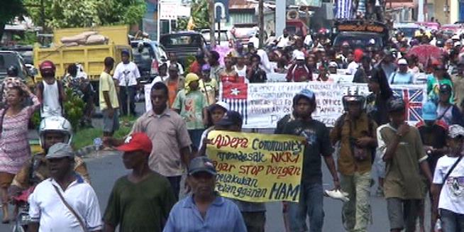 Demo, Warga Manokwari Turun ke Jalan | Faris Blog's