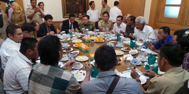 Jokowi Makan Bareng Perwakilan Warga Waduk di Balaikota