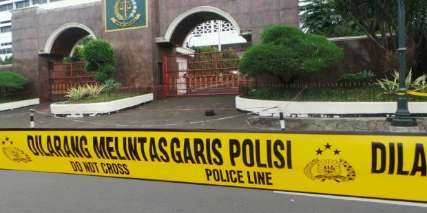 Tas Hitam Mencurigakan Tergeletak di Depan Kejaksaan Agung
