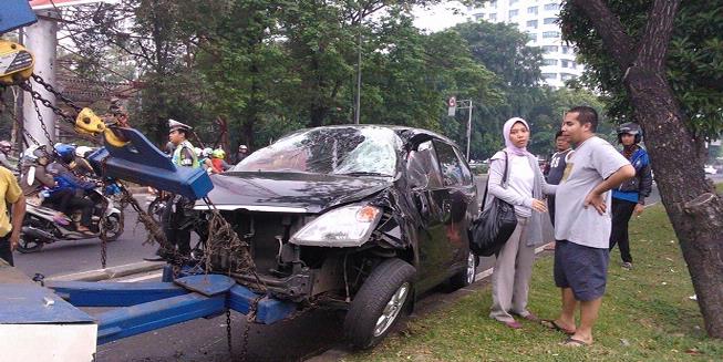 Hindari Motor di Jalur Busway, Mobil Hajar Tiang Marka di Semanggi