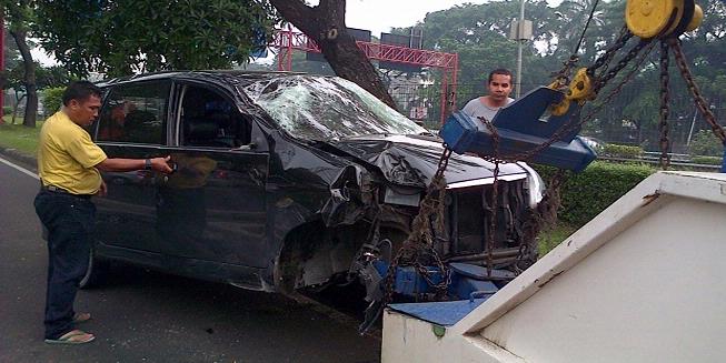 Hindari Motor di Jalur Busway, Mobil Hajar Tiang Marka di Semanggi