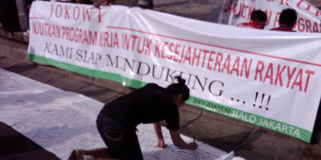 Dukung Jokowi, Warga Kumpulkan Tanda Tangan di Bundaran HI