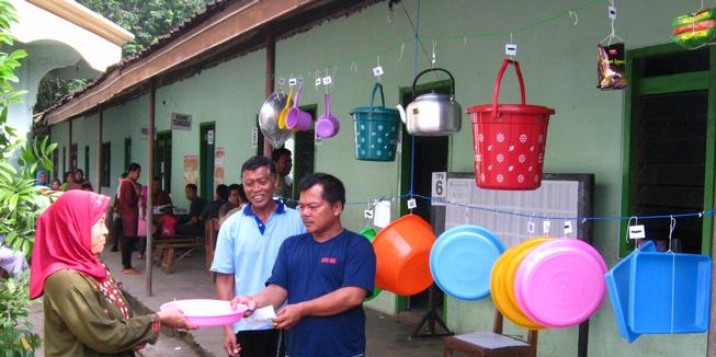 Tarik Minat Warga, TPS Ini Sediakan "Doorprize" 