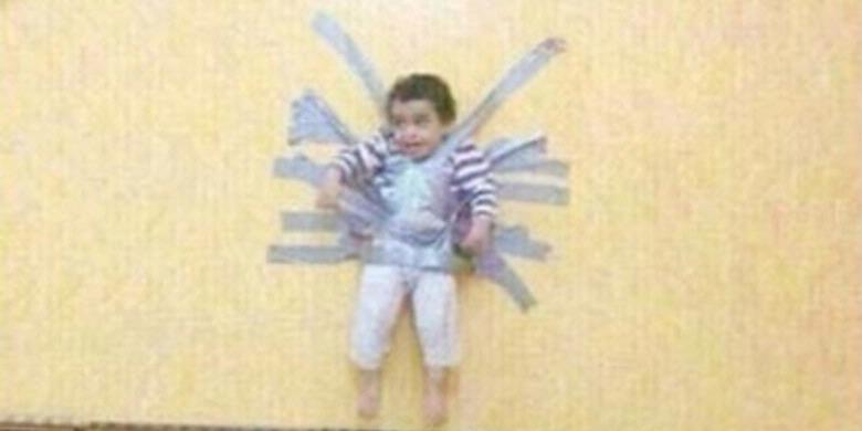 Foto Seorang anak diplester ke tembok hebohkan Arab Saudi