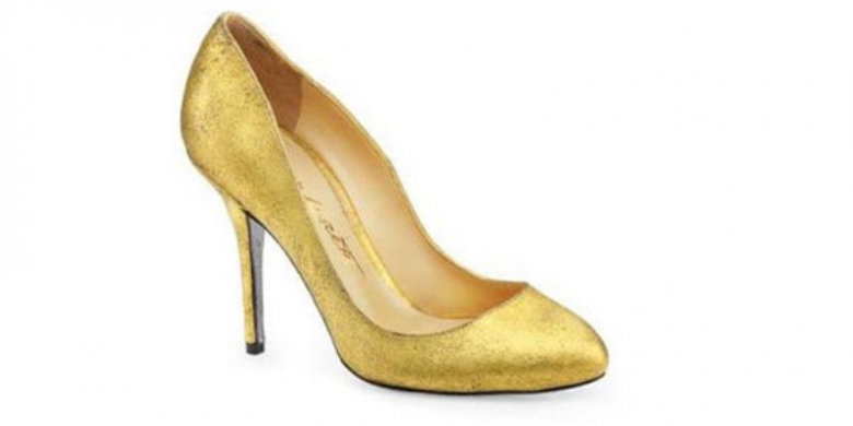 Hasil gambar untuk sepatu berlapis emas