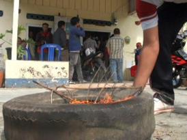 Protes Pembagian BLSM, Warga di Polman Duduki Kantor Desa
