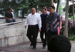 Penuhi Panggilan KPK, Emir Moeis Bungkam 