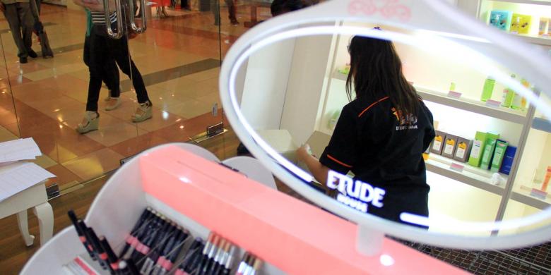 Tim Bbpom Manado Sedang Melakukan Penyitaan Terhadap Produk Kosmetik Tanpa Ijin Di Salah Satu Toko Kompas Comronny Adolof Buol