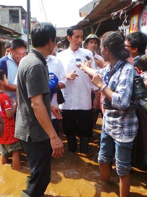 Jokowi meninjau banjir (img-kompas.com)