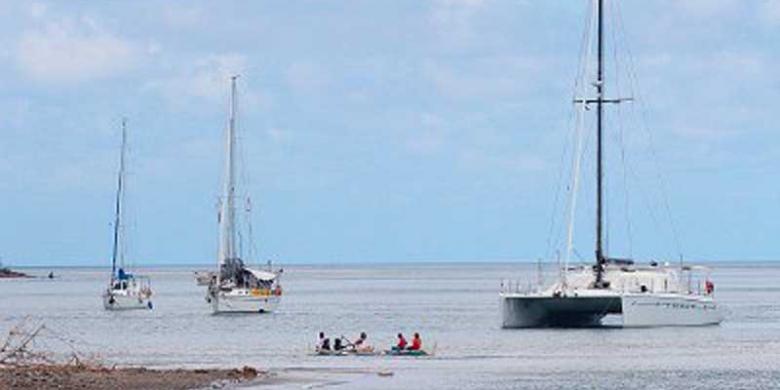 http://assets.kompas.com/data/photo/2013/07/30/1437577dermaga-komodo780x390
