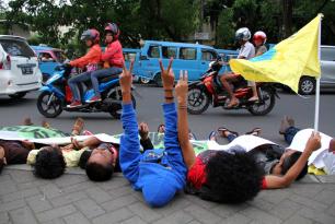 Mahasiswa Tidur Dijalan