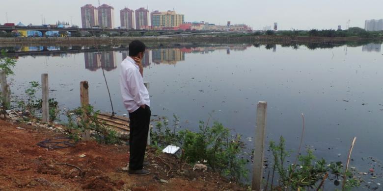 Joko Widodo saat masih menjadi Gubernur DKI Jakarta sedang memantau Waduk Ria Rio, Jakarta Timur, Rabu (11/9/2013)