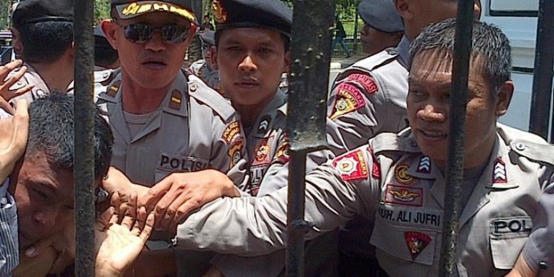 Kompas Com Kiki Andi Pati Aksi Unjukrasa Tuntut Perbaikan Jalan Ricuh Kompas Com Kiki Andi Pati Aksi Unjukrasa Tuntut Perbaikan Jalan Ricuh