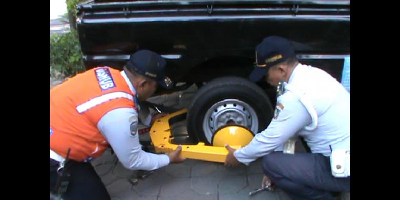 razia parkir dishub gembok mobil dinas di depan wali razia parkir dishub gembok mobil dinas di depan wali