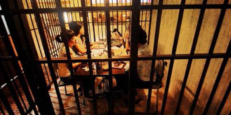 Image result for Makan ala napi di dalam penjara: Bong Kopitown Jakarta