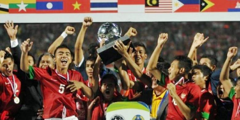 SURYA/ERFAN HAZRANSYAH Para pemain Timnas Indonesia U-19 merayakan kemenangan setelah berhasil menjadi juara piala AFF 2013 mengalahkan Vietnam melalui adu penalti di Stadion Gelora Delta Sidoarjo, Minggu (22/9/2013).