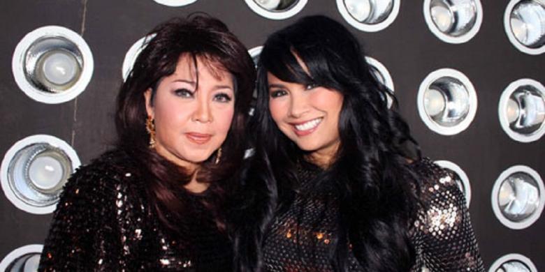 Diana Nasution (kiri) dan Titi DJ, dalam penampilan bersama mereka pada medio 2010.