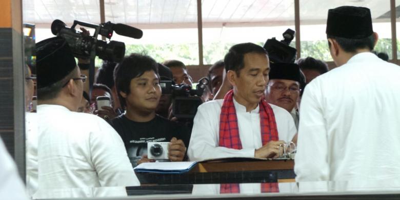 Gubenur DKI Jakarta Joko Widodo menyidak loket Pelayanan Terpadu Satu Pintu di Wali Kota Jakarta Timur, Jumat (18/10/2013). | Fabian Januarius Kuwado