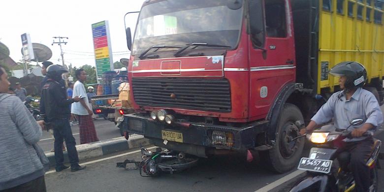 Seorang Remaja Tewas Terlindas Truk Fuso - Kompas.com