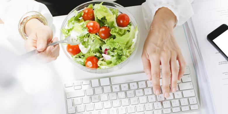 Kebiasaan Sering Makan di Meja Kerja Bikin Tubuh Makin Melar?