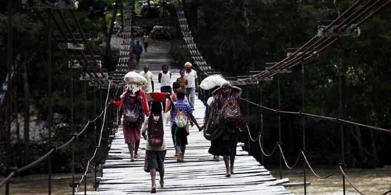 Anak-anak Papua menyebrang Jembatan. Ilustrasi/Admin (KOMPAS/WISNU WIDIANTORO)