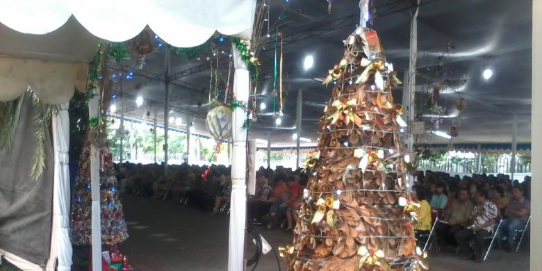Hiasan Natal di Gereja Katedral Jakarta menggunakan bahan daur ulang