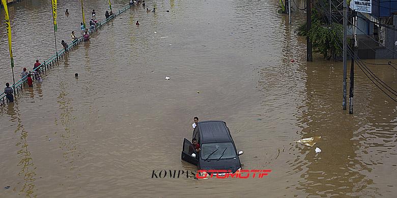 2014 jokowi ahok kompas Ciliwung Luapan di Susanto Agus kendaraan Kompas jalur memutus Kali