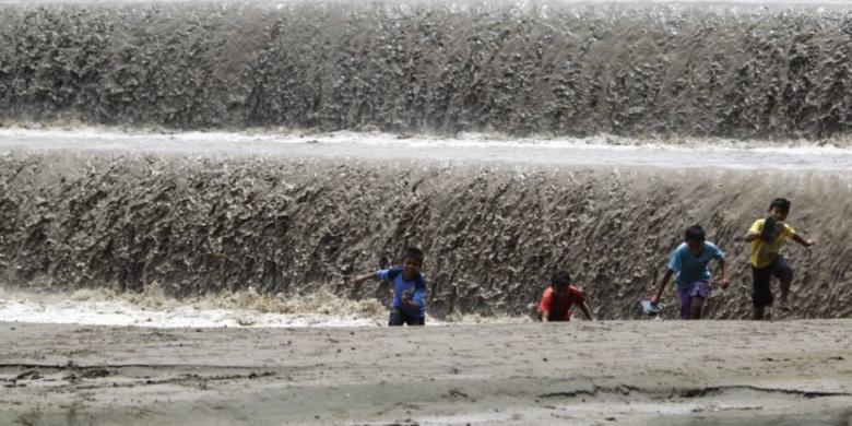 Dalam Saput Kabut Kelud, Makna di Balik Petaka yang Melumpuhkan Jawa