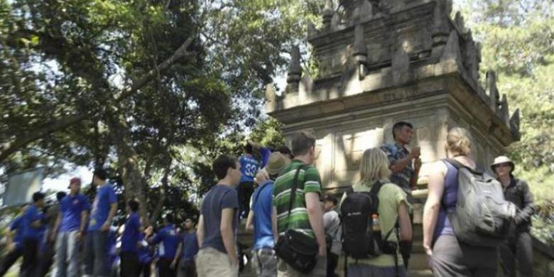Sejumlah turis mancanegara mendengar penjelasan dari pemandu wisata tentang keberadaan Candi Cangkuang di Desa Cangkuang, Kecamatan Leles, Kabupaten Garut, Jawa Barat, Senin (2/6/2014). Setiap bulannya sekitar 10 ribu wisatawan mengunjungi Situ Cangkuang.