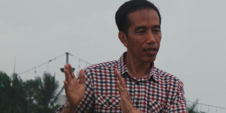 Di KPK, Jokowi Makan Nasi Kotak Pakai Tangan
