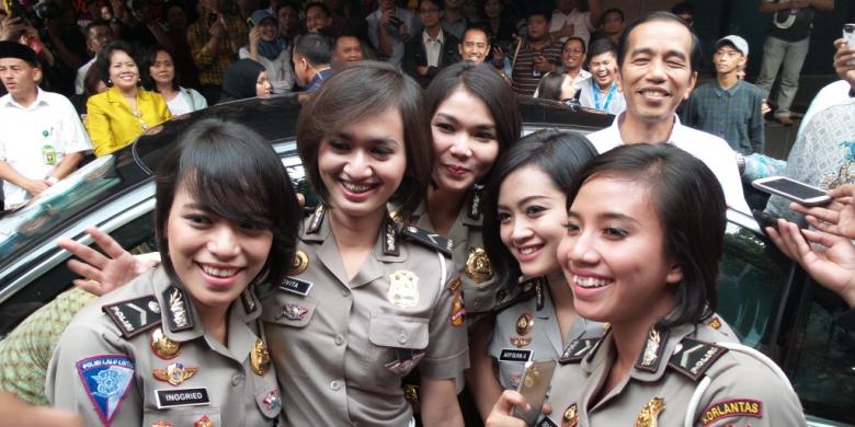 terpilih Joko Widodo saat diajak berfoto 'selfie' bersama para Polwan