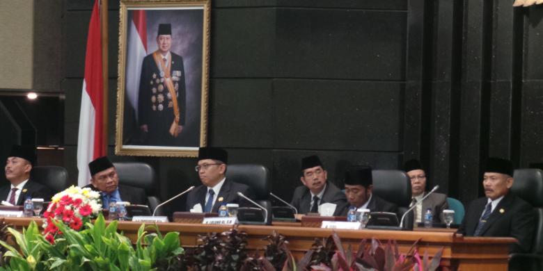ahok dki gubernur pelantikan Ketua pimpinan DPRD (Kiri DKI kanan) 2014 DPRD 2019. ke periode DKI