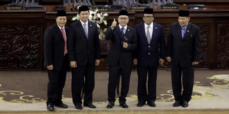 議長と副議長による宣誓後の2014年～2019年期のインドネシア国民協議会の集合写真。議長に選出されたズルキフリ・ハサン氏は中央。