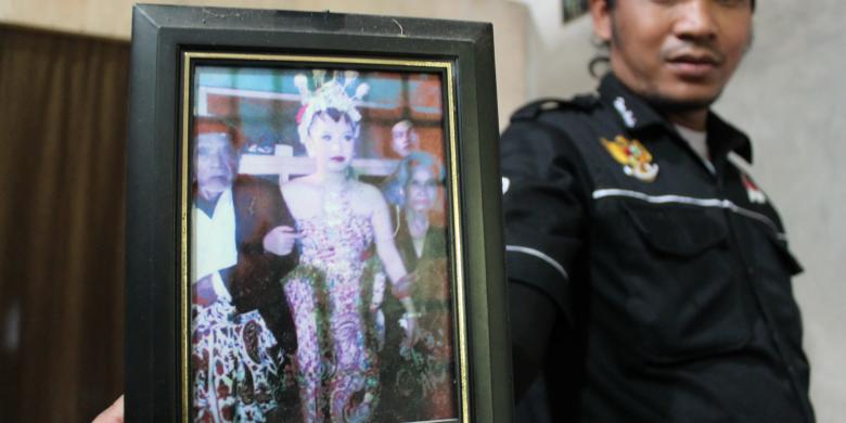 Foto sosok Ibu Linda atau Cempaka Aji Jaka Slewah, berdandan khas pengantin Jawa bersama Mbah Gini (kiri) dan seorang wanita lanjut usia. (KOMPAS.com/Ika Fitriana)