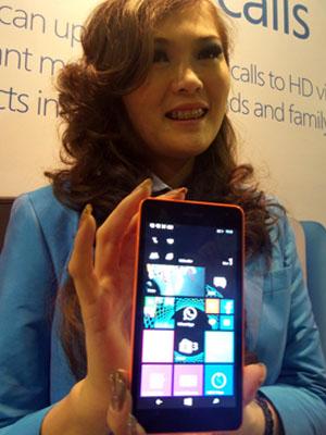 Didit Putra Erlangga Rahardjo/KOMPAS Model menunjukkan Lumia 535 yang akan tersedia di pasar Indonesia tanggal 12 Desember mendatang. - 1617131lumia535300x400