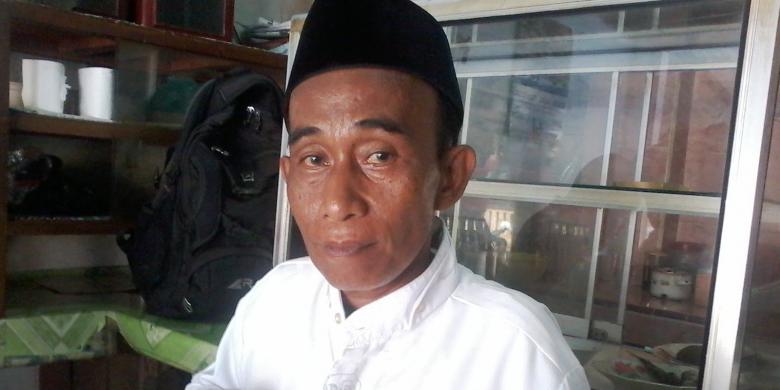 KOMPAS.com/ Ahmad Winarno Muhidin (53), warga Desa Yosorati, Kecamatan Sumberbaru, Jember Jawa Timur, menunjukkan tanda bukti laporan dari Mapolres Jember, ... - 2159083muhidin780x390