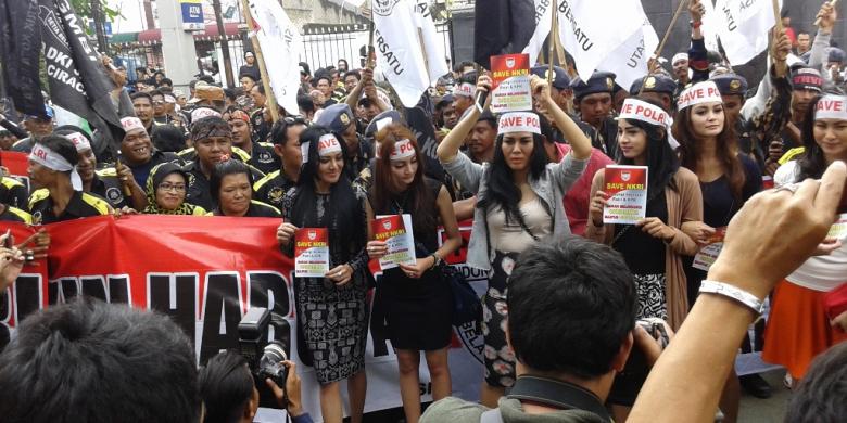 Model dan Penyanyi Cantik BERPAKAIAN MINIM Ramaikan Praperadilan BG