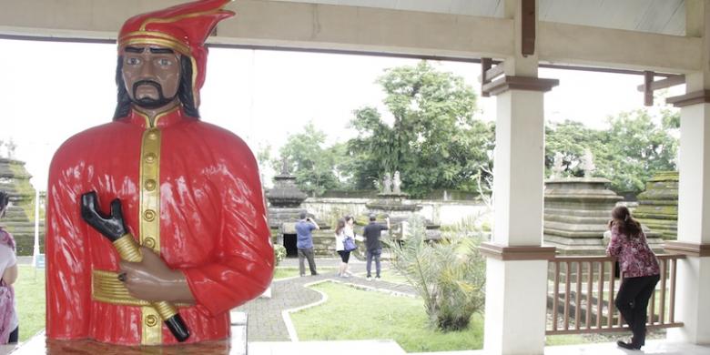 Patung Sultan Hasanuddin di Kompleks Makam Raja Gowa, Katangka, Somba Opu, Gowa, Sulawesi Selatan. Gambar ini diambil pada hari Jum'at, (13/02/2015)