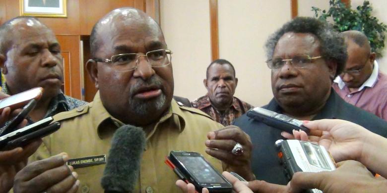 Gubernur Papua, Lukas Enembe (tengah) didampingi Bupati Kabupaten Mimika, Eltinus Omaleng (kanan) saat ditemui di Kantor Gubernur Papua, Selasa (17/2/2015).(alfian kartono)