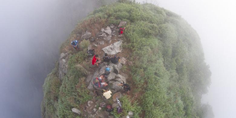 Pendaki berada di puncak 2 Gunung Parang di Desa Pasanggrahan, Kecamatan Tegalwaru, Purwakarta, Jawa Barat, Jumat (27/2/2015). Pendakian menuju puncak dapat ditempuh selama 2 jam dari titik awal di Desa Pasanggrahan. KOMPAS.com / FIKRIA HIDAYAT