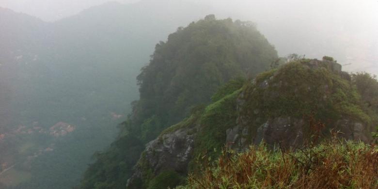 Pendaki berada di puncak 2 Gunung Parang di Desa Pasanggrahan, Kecamatan Tegalwaru, Purwakarta, Jawa Barat, Jumat (27/2/2015). Pendakian menuju puncak dapat ditempuh selama 2 jam dari titik awal di Desa Pasanggrahan. KOMPAS.com / FIKRIA HIDAYAT