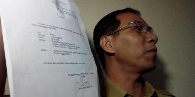 Alsadad Rudi Kepala BPKD Heru Budi Hartono memperlihatkan surat undangan yang dilayangkan panitia hak angket kepada dirinya. - 1207061IMG-20150311-WA0000780x390
