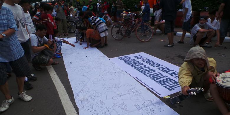 lulung komunis ahok menolak tandatangan Sari Spanduk Kompas.com/Kurnia Aziza berisi yang