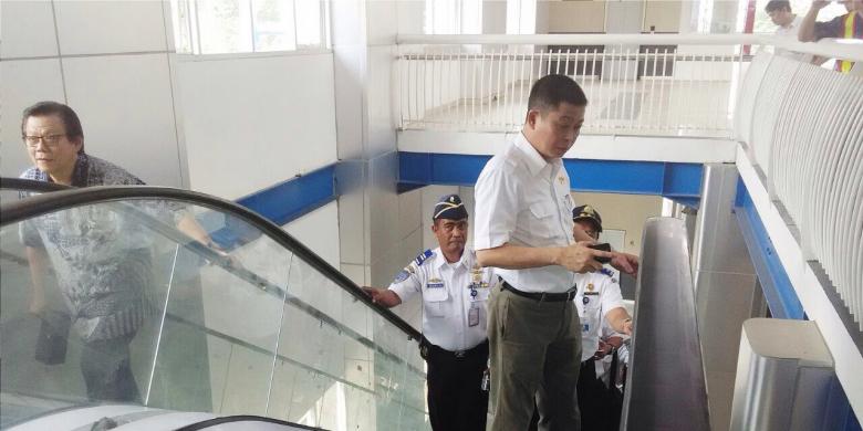 ... Dibuntuti Pekerja Bangunan Saat Tinjau Stasiun Palmerah - Kompas.com