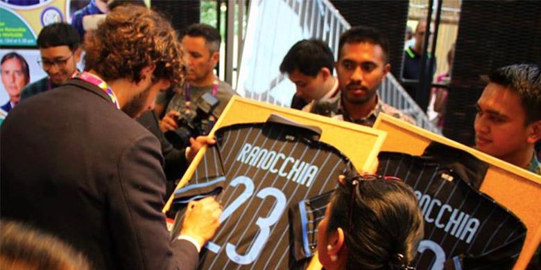 Andrea Ranocchia : "I LIKE INDONESIA FOOD" Andrea Ranocchia : "I LIKE INDONESIA FOOD"