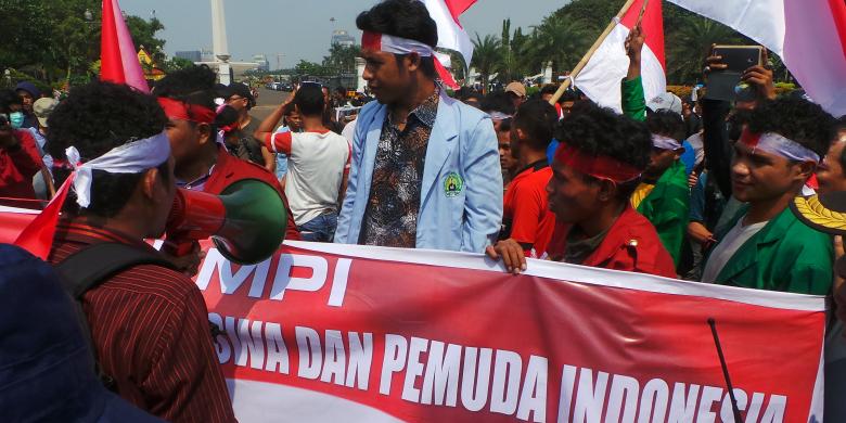 Mahasiswa Tutup Jalan Depan Istana Negara