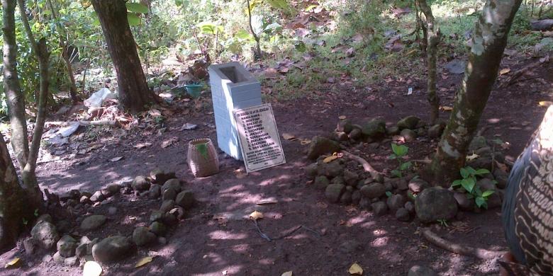 6月1日、スマラン市ウォノサリ村プルンボンにて発見された1965年の犠牲者24名の墓。森の中の二つの墓は市民によってに、ようやく墓碑を与えられた。