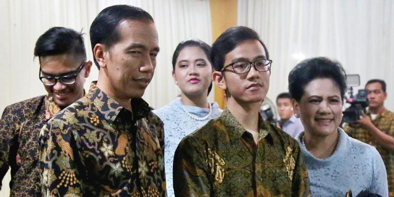 Presiden Joko Widodo dan Ibu Negara Iriana mendampingi putra sulungnya, Gibran Rakabuming Raka usai melaksanakan adat tembungan di rumah calon istrinya Selvi Ananda Putri di Sumber, Surakarta, Jawa Tengah, Selasa (9/6/2015). Selvi dan Gibran akan melaksanakan akad nikah pada Kamis (11/6).